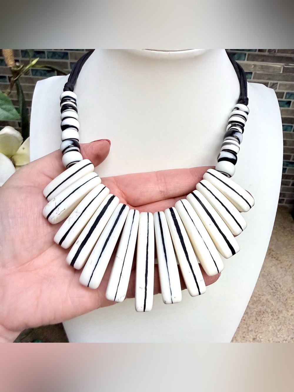 Chico’s monochromatic statement necklace - Picture 2 of 4